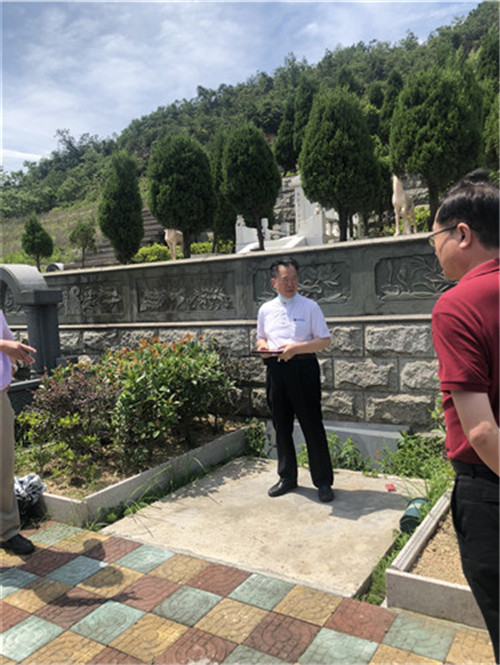 墓地风水师裴翁教授到浙江宁波市某墓园穴位鉴定