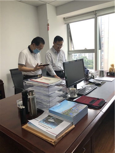 裴翁老师在四川成都市为客人作办公室旺财风水布局