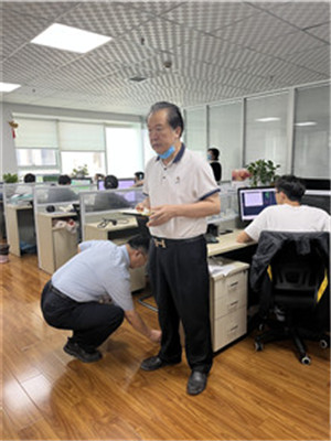 裴翁教授在郑州为客户做风水布局